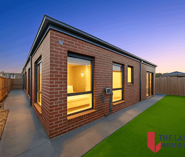 4-Bedroom Luxury Home with Dual Master Suites, 2 Living Areas & 2 K... - Photo 5