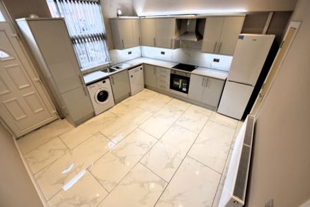 4 bedroom House in Thornville Street, Leeds - Photo 2
