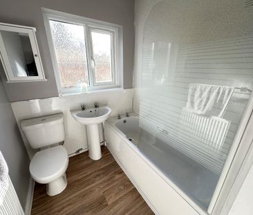 3 bedroom semi-detached bungalow to rent - Photo 2