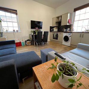 4 bedroom semi-detached house to rent - Photo 2