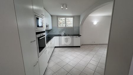 LUMINOUS, IDEALLY SITUATED IN CHAMBÉSY - Photo 4