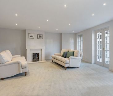Set in the heart of Chichester, this five bedroom, four bathroom ho... - Photo 2