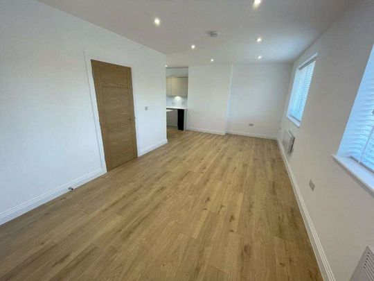 A 2 bedroom maisonette apartment situated in the Tilehurst area of Reading, with parking for 2 cars available. - Photo 1