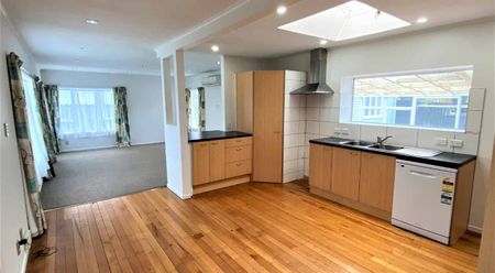 Spacious Tidy Home - Photo 4