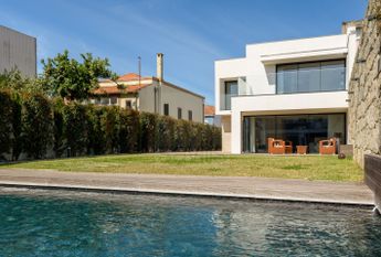 Moradia V5 em Senhora da Hora com jardim e piscina