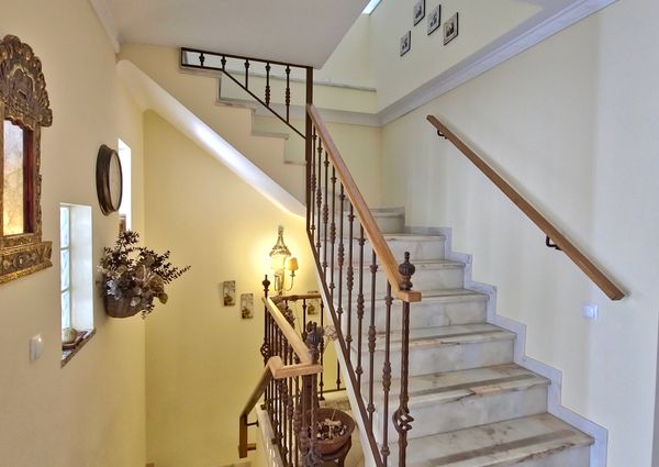 Moradia com piscina, jardim, totalmente equipada e mobilada