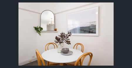 Top Floor 2-bedroom Art Deco Gem With Parking, Ultra-Convenient Location - Photo 5