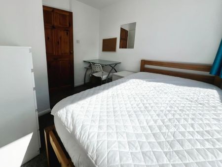 4 bedroom terraced house to rent - Photo 3