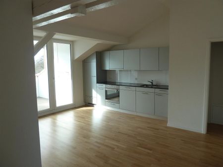 charmante 2.5-Zimmerdachwohnung nähe Rosengartens - Photo 2