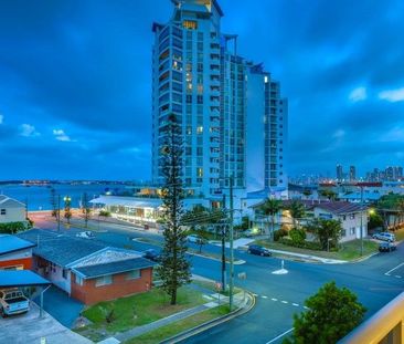 Stunning 2-Bedroom Apartment with Broadwater Views - Photo 6