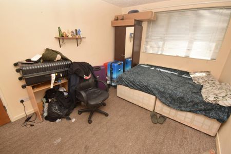 4 bedroom apartment to rent - Photo 3