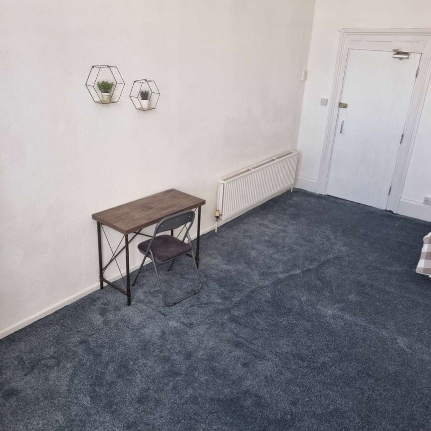Torquay town centre room with all bills included - Photo 1