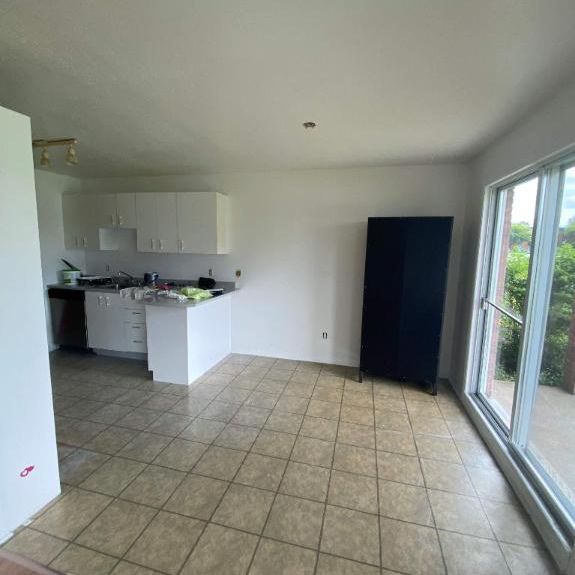 GRAND ET LUMINEUX 4.5 DISPONIBLE 1er SEPTEMBRE 2025 - Photo 1