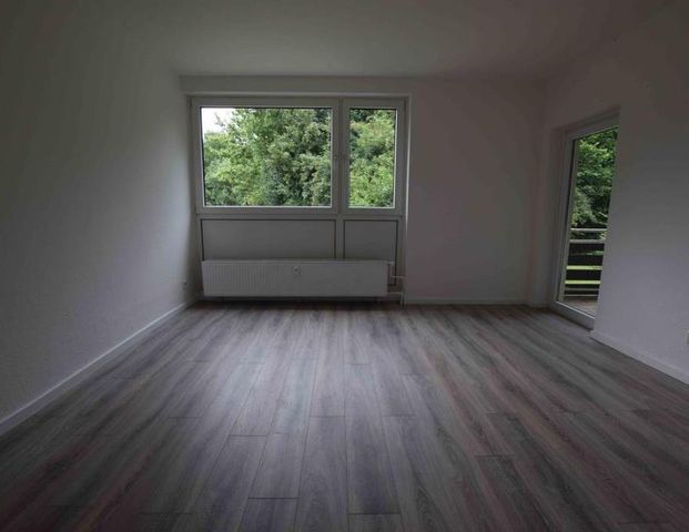 !!! Zum Einzug bereit! Renovierte 3-Raumwohnung mit Wanne und Balkon !!! - Foto 1