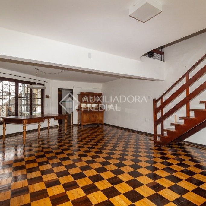Casa com 4 quartos e 370m² para alugar em Tristeza, Porto Alegre. - Foto 1