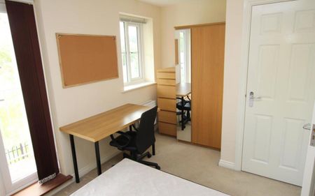 A spacious five bedroom student house offered on a furnished basis. Bills not included. Available in August. - Photo 3