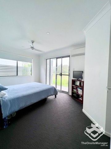 3 BEDROOMS MODERN AND STYLISH TOWNHOUSE BUILT FOR COMFORT AND CONVENIENCE - Photo 2