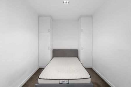 Fully furnished CBD living in prime position - Photo 2