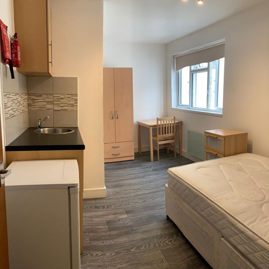 Studio Flat, High Road, IG1 - Photo 1