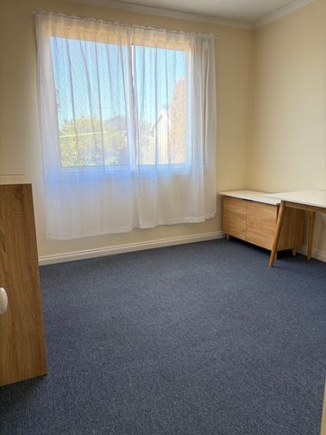 Altona Meadows - Photo 2