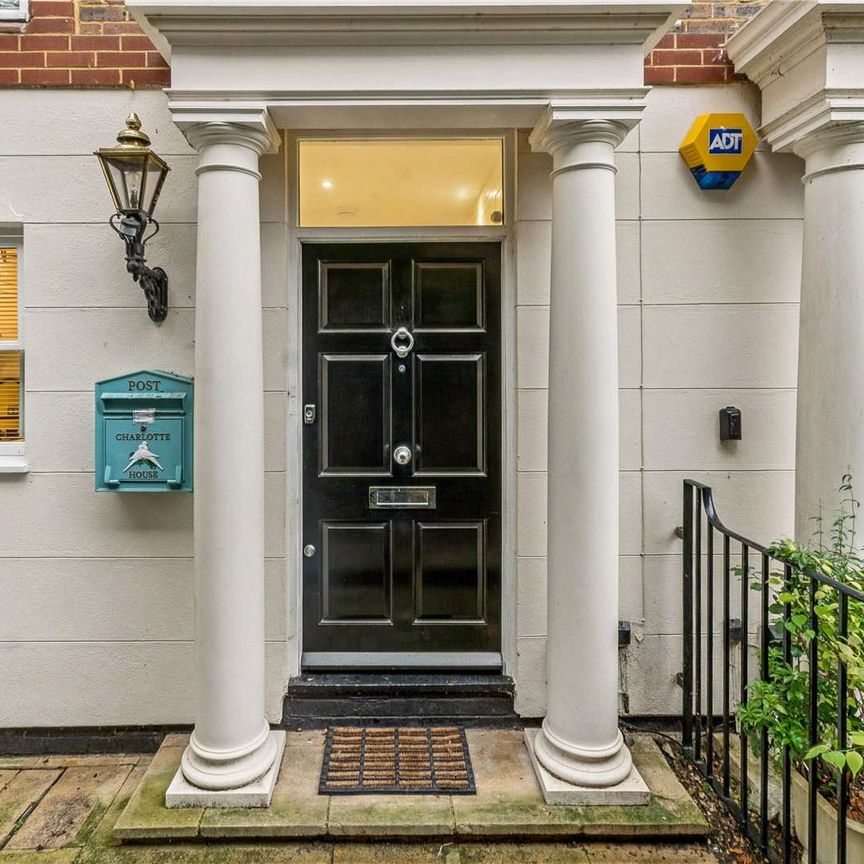 Five bedroom town house located in a popular gated development backing directly onto Richmond Park - Photo 1