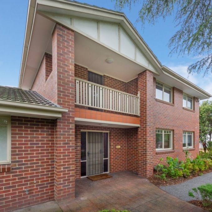 Brilliant Townhouse Well Positioned Opposite Wattle Park - Photo 1