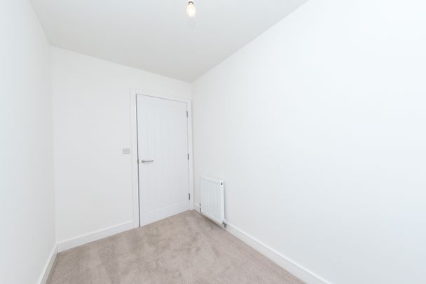 6 CHADWICK WOODLANDS VILLAGE WAKEFIELD WF1 5GH - Photo 1