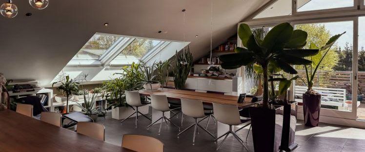 Möbliertes Wohnen auf Zeit! -Attraktive Dachgeschosswohnung in zentraler Lage von Grünwald - Photo 1