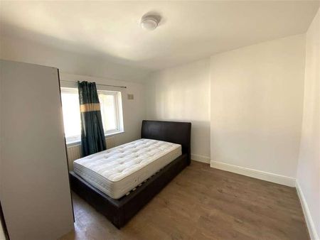 York Avenue, Hayes, UB3 - Photo 2