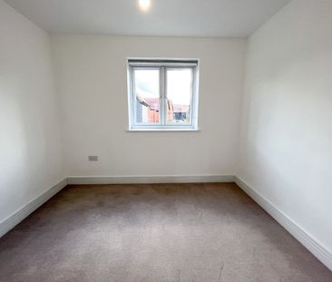 3 bed detached house to rent in Stirling Close, Crowthorne, Berkshi... - Photo 6