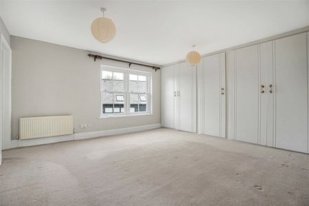 A detached four bedroom family home with outbuildings and off-street parking in Great Missenden. - Photo 2