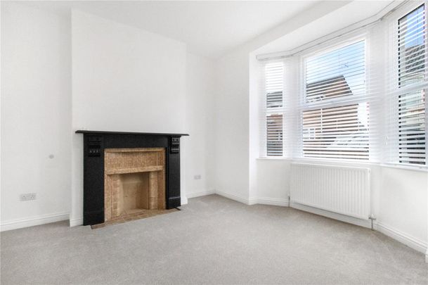 4 bedroom end of terrace house to rent - Photo 1