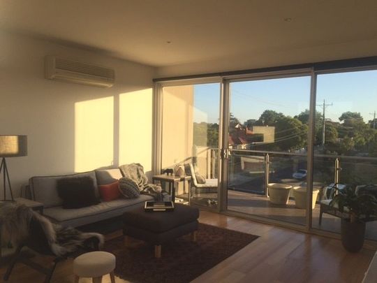 2 LEVELS, 2 BEDS, 2 BATHS, IN BOUTIQUE GROUP! - Photo 1