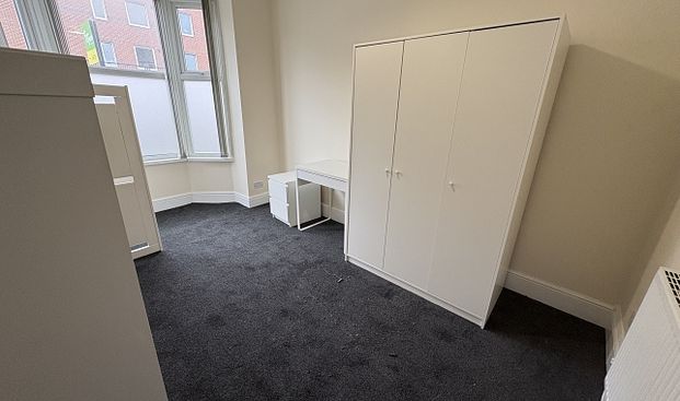 Spacious Four-Bedroom Student House with Generous Garden & Excellent Transport Links - Now Open To Groups Of 3 - Photo 1