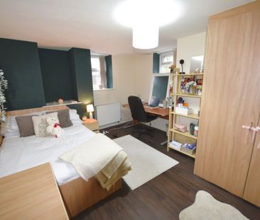 4 bedroom Flat in Wood Lane, Leeds - Photo 1