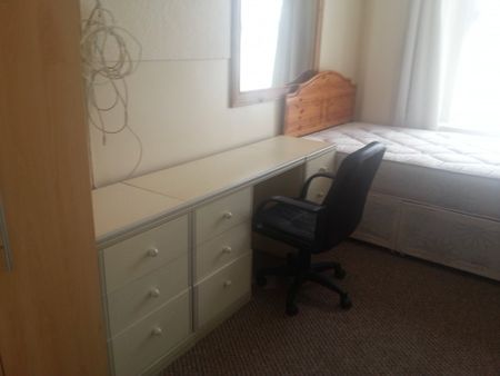 6 Bed house avaialble off North Road East - Photo 3