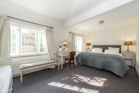 King John Close, Wraysbury, TW19 - Photo 3