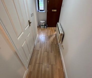 Studio Flat, Swan Drive, NW9 - Photo 2