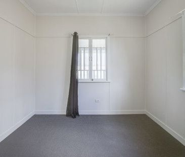 Neat and Tidy Home in Booval! - Photo 2