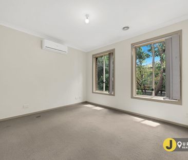 LOCATION! LOCATION! - Photo 3