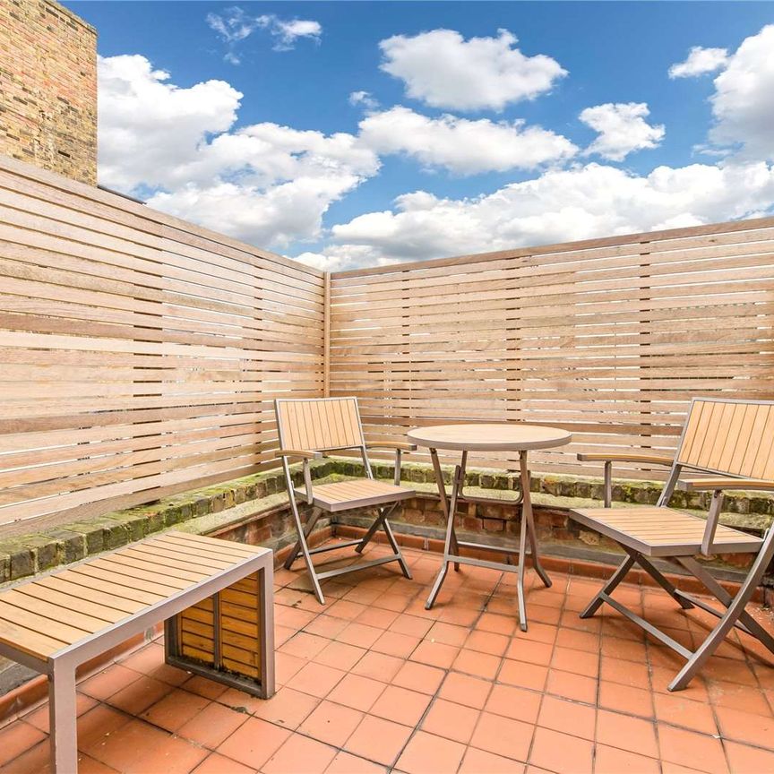 Bright and beautifully appointed throughout, this is a charming three bedroom Chelsea Townhouse enjoying a private roof terrace and easy access to the amenities of the Fulham Road. - Photo 1