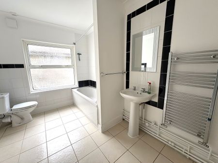 3 bed terraced house to rent in Lower South Road, St. Leonards-On-Sea, TN37 - Photo 2