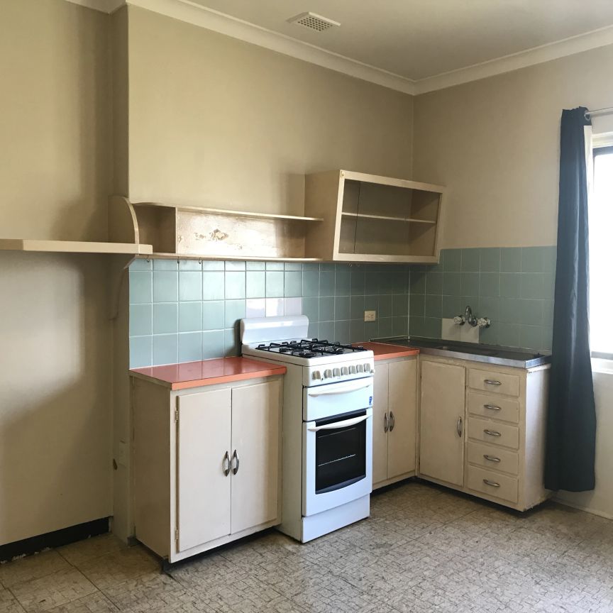 Spacious Flat in The Heart of East Brisbane - Close to Everything! - Photo 1