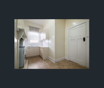 SPACIOUS 2 BEDROOM IN THE HEART OF ELSTERNWICK. AVAILABLE NOW. - Photo 4