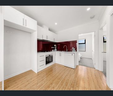 Stylish three-bedroom townhouse in the Heart of Burwood - Photo 6