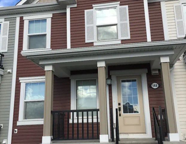 Beautiful 3 bedroom; double garage townhouse for rent available immediately — 3 Bedrooms Townhouse - Photo 1