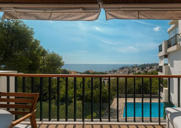 Elegante apartamento con terraza, piscina, vistas al mar, parking, 3 dormitorios. San Agustin, Palma.