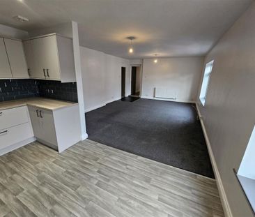 2 bed Flat To Let - Photo 3