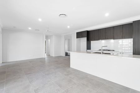 Near New, Modern Home! - Photo 2