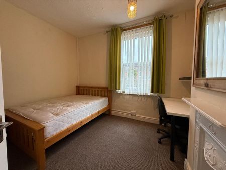 4 bedroom terraced house to rent - Photo 5